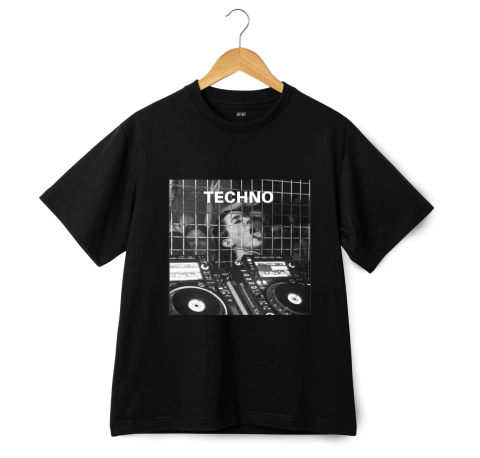 OVERSIZED e Camiseta Me at TECHNO - comprar online