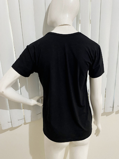 Blusa QUEEN Ilhós na internet