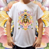 Camiseta unissex infantil Abelha na mandala de flores