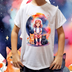 Camiseta unissex infantil Menininha com seus gatinhos