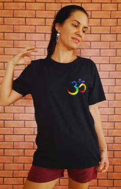 Camiseta Unissex OM no peito em algodão orgânico Preta - comprar online