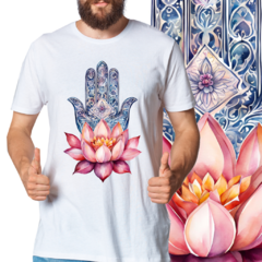 Mão de Hamsa com flor de lótus - Elementarium | Vista a mudança que deseja ver no mundo!