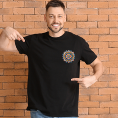 Camiseta Unissex mandala no peito em algodão orgânico Preta na internet