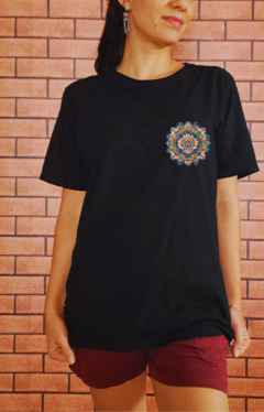 Camiseta Unissex mandala no peito em algodão orgânico Preta - comprar online