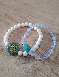 Dupla de pulseiras em Quartzo branco, pedra da lua e pingente Tibetano com buda turquenita (peça única)