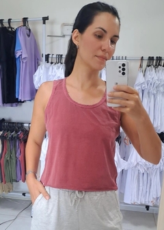 Cropped regata em algodão estonado liso - comprar online
