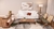 Mesa de centro Brenda em uma sala de estar elegante, com sofá branco, poltronas de madeira e tapete moderno.