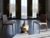 Mesa de jantar feita em mármore com design moderno, acompanhada por duas cadeiras elegantes em um ambiente iluminado.