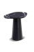 Mesa lateral Jade com tampo de mármore preto e base em formato cônico.