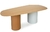 Mesa de jantar orgânica Zig com tampo oval e bases cilíndricas em cores diferentes.