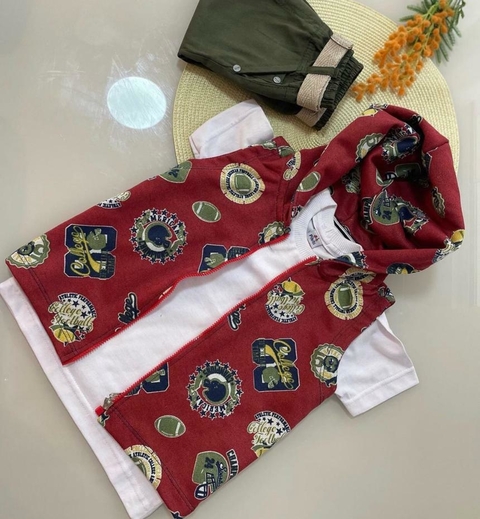 colete com capuz vermelho