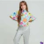conjunto infantil com calça cinza e blusa colorida com flores