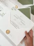 Convite com envelope forrado, relevo seco no envelope e hot stamping no convite