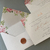 Convite de Casamento com Hot Stamping - Envelope branco com estampa interna - Fechamento em Lacre de Cera - loja online