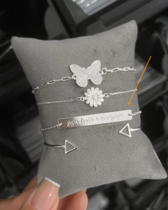 3034 Pulseira elos “seja forte e corajosa” retangular prata na internet