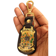 Chaveiro em couro com brasão - Radialista personalizado com nome