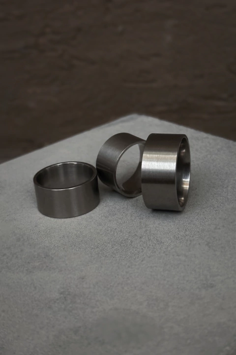 Anillo ancho estilo industrial