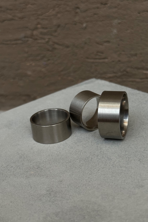 Anillo ancho estilo industrial