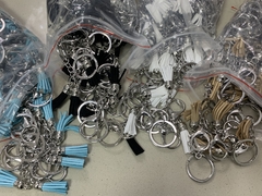 Argola para chaveiro com mosquetão e tassel de camurça
