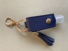 Porta álcool em gel, com chaveiro, tassel e suporte em couro sintético - Pacco Arts