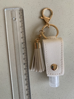 Porta álcool em gel, com chaveiro, tassel e suporte em couro sintético - comprar online