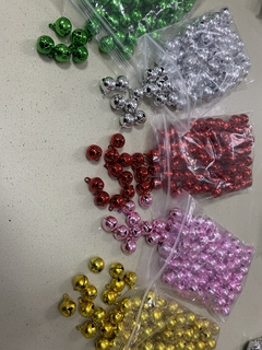 Mini bolinhas de Natal, de metal, com sininho, para chaveiros e artesanato em geral