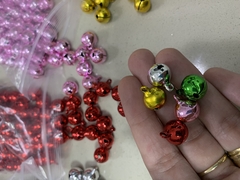 Mini bolinhas de Natal, de metal, com sininho, para chaveiros e artesanato em geral - comprar online