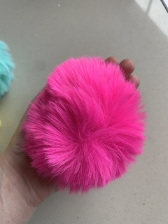Pompom grande, chaveiro 10 centímetros com argola simples prata - Pacco Arts