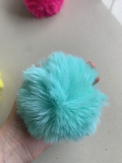 Pompom grande, chaveiro 10 centímetros com argola simples prata - loja online