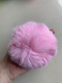 Pompom grande, chaveiro 10 centímetros com argola simples prata - comprar online