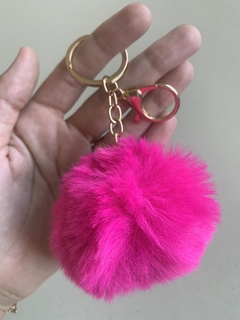 Chaveiro pompom de 8 centímetros, com argola e mosquetão dourado - comprar online