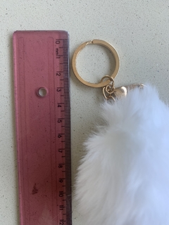 Chaveiro pompom de 8 centímetros, com argola e mosquetão dourado - comprar online