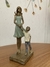 Escultura mãe com menino caminhando
