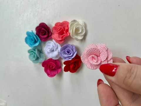 APLIQUES DE FLORES DE TECIDO (CORES SORTIDAS)