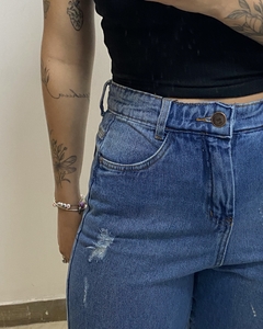 Calça Mom Rasgada - Escura - comprar online