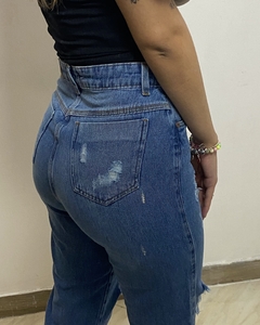 Calça Mom Rasgada - Escura na internet