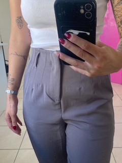 Calça de Pantacourt de Alfaiataria - Cinza - comprar online