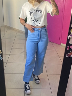Calça Pantacourt Jeans - Lavagem clara na internet