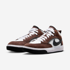 Nike SB React Leo Baker na internet