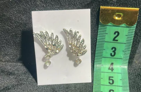 Brinco foleado, pedra strass 8