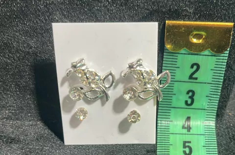 Brinco foleado, pedra strass 9