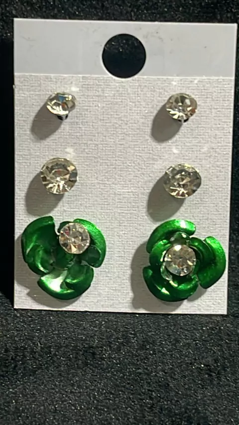 Brinco foleado, pedra strass 17