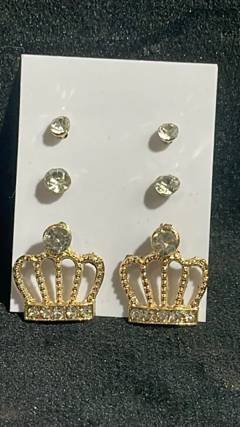 Brinco foleado, pedra strass 25