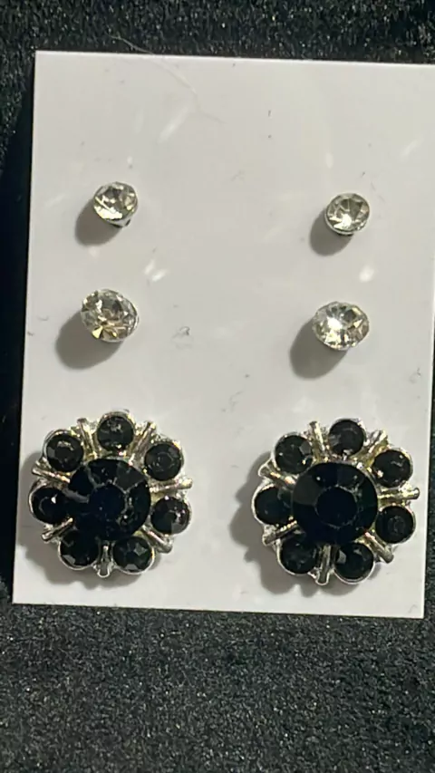 Brinco foleado, pedra strass 26