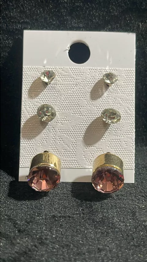 Brinco foleado, pedra strass 35