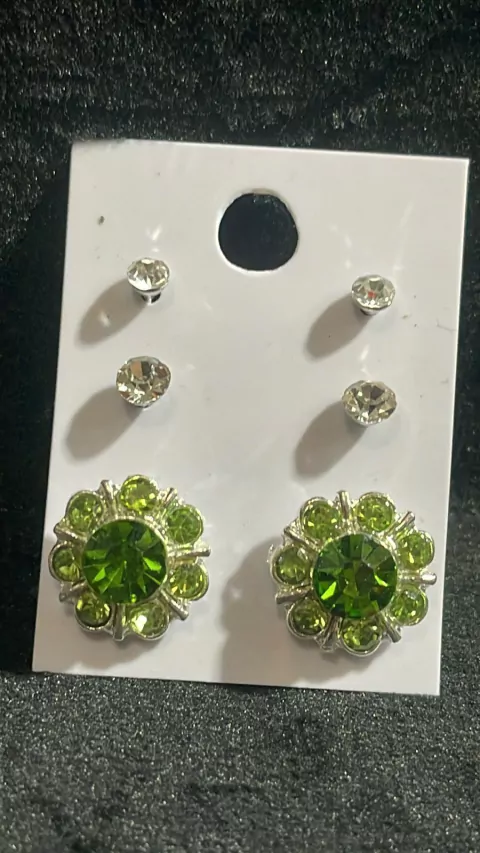 Brinco foleado, pedra strass 36