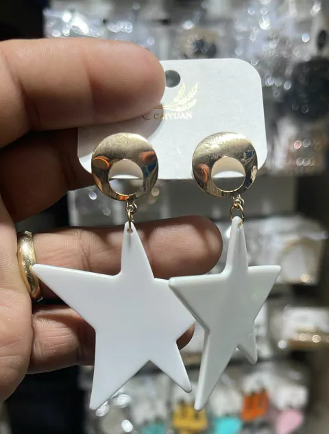 BRINCO ACRÍLICO ESTRELA BRANCO DOURADO