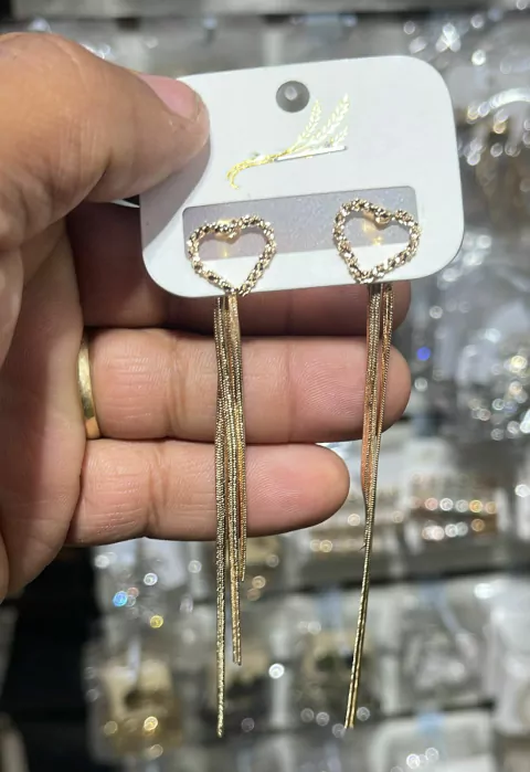 BRINCO CORAÇÃO VAZADO COM FITA LAMINADA - DOURADO DOURADO