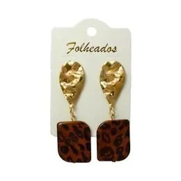 BRINCO DE MÁRMORE COM ESTAMPA DE ONÇA MARROM CLARO - BASE DE GOTA RETORCIDA DOURADO