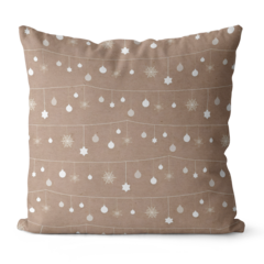 Capa de almofada decorativa para o Natal com estampa de enfeites e flocos de neve em fundo claro.